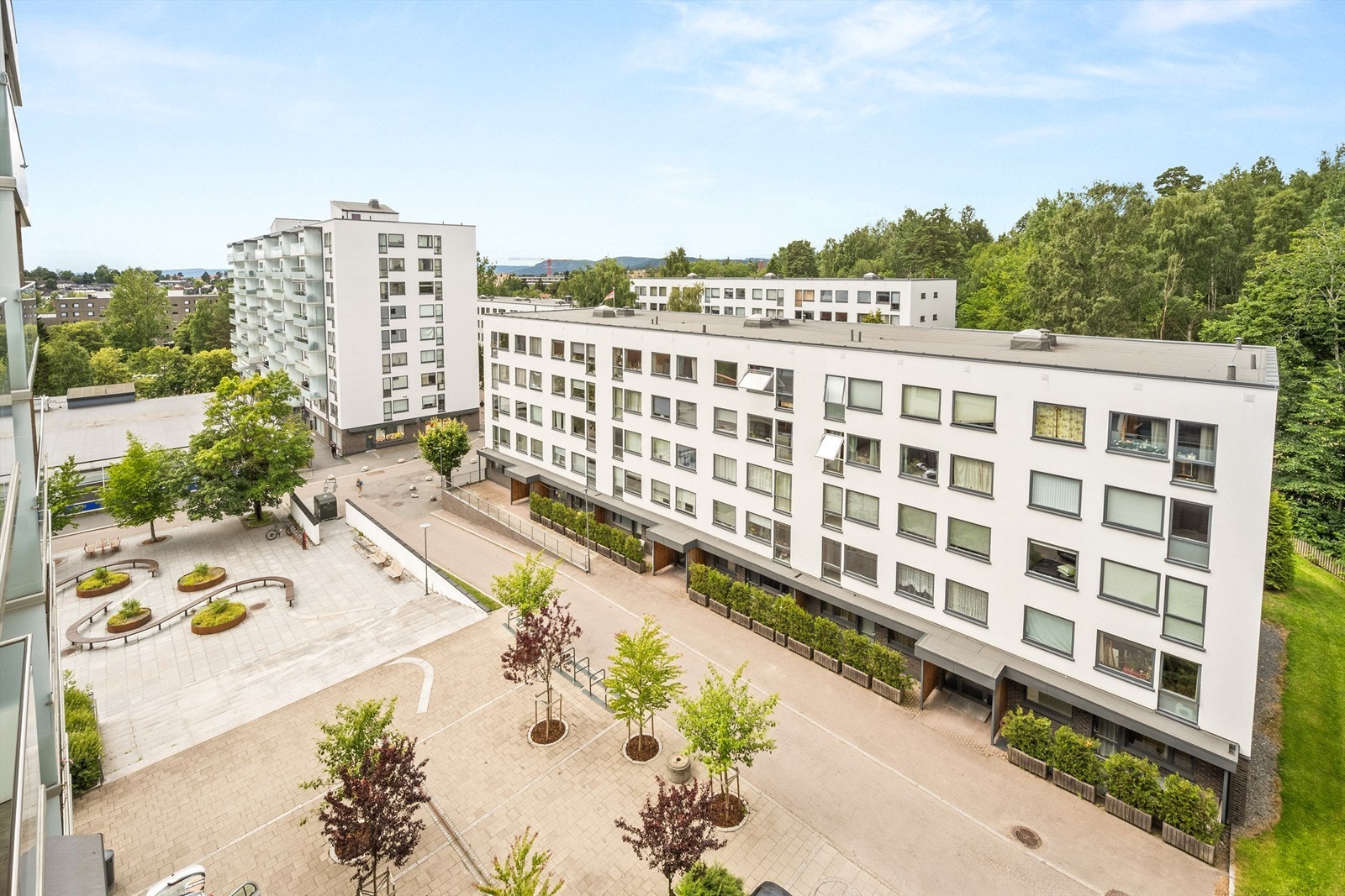 Gjennomførte uteområder med beplantning, sittegrupper og god avstand mellom byggene gir en luftig og trivelig atmosfære. Galleribilde