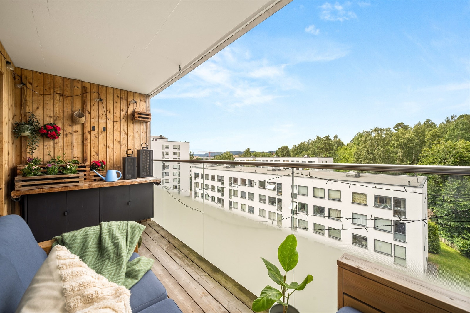 Flotte grøntområder omkranser leiligheten og gir et trivelig utsyn. Galleribilde