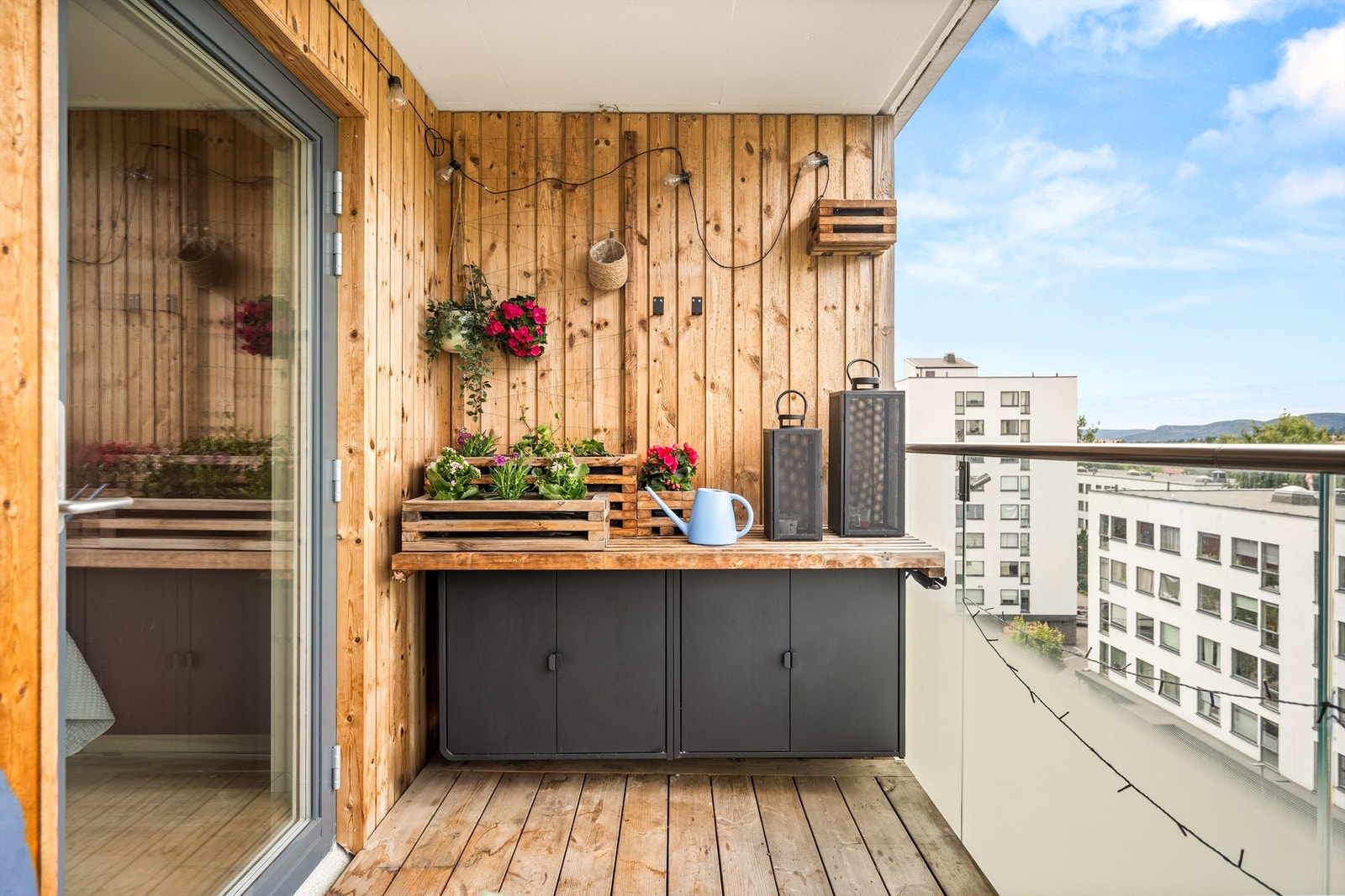 Her er det god plass til å skape din egne grønne oase med blomsterkasser og grønnsakshage. Galleribilde