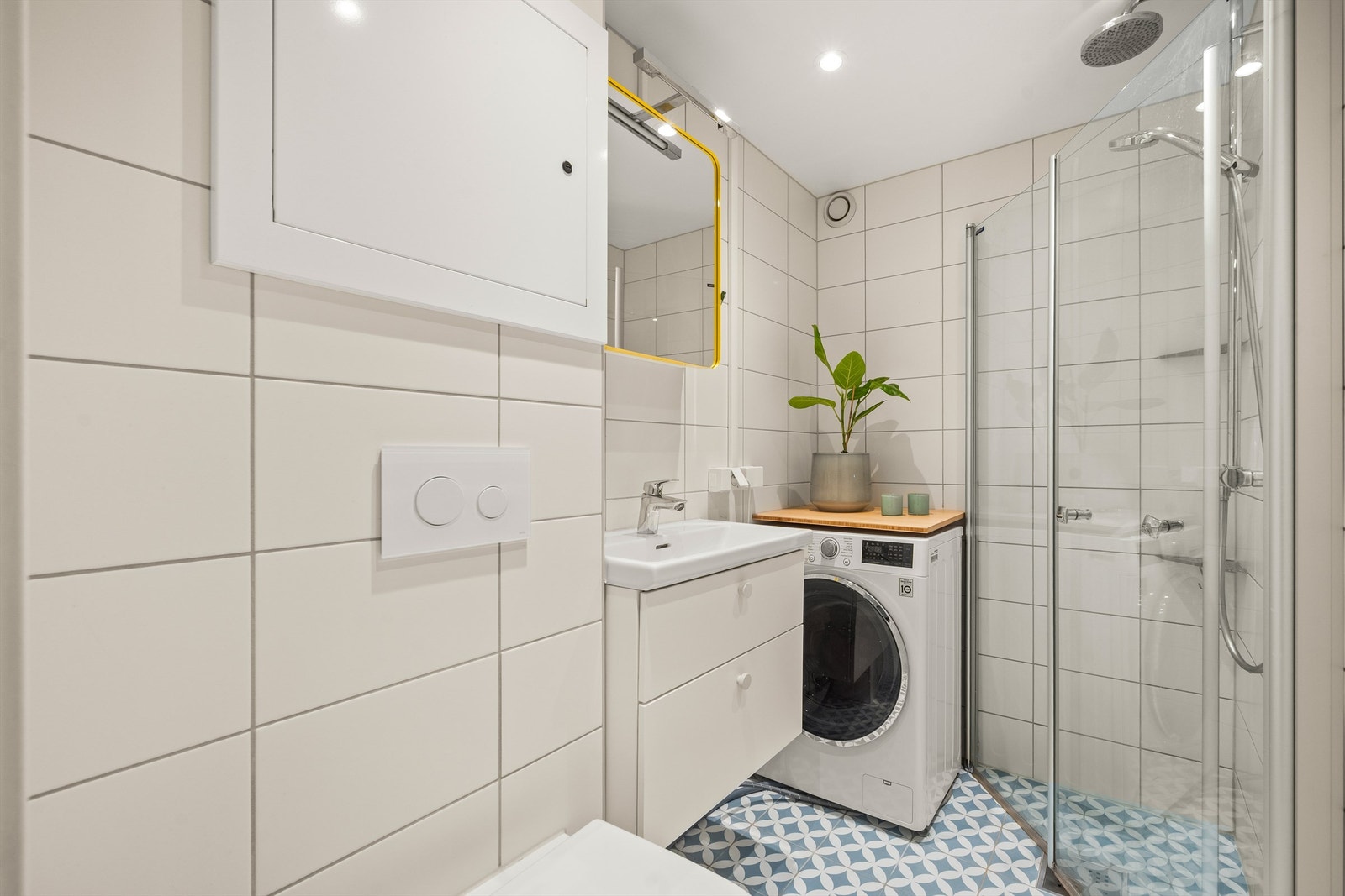 Det flislagte badet har behagelig gulvvarme, vegghengt toalett og regnfallsdusj. Galleribilde