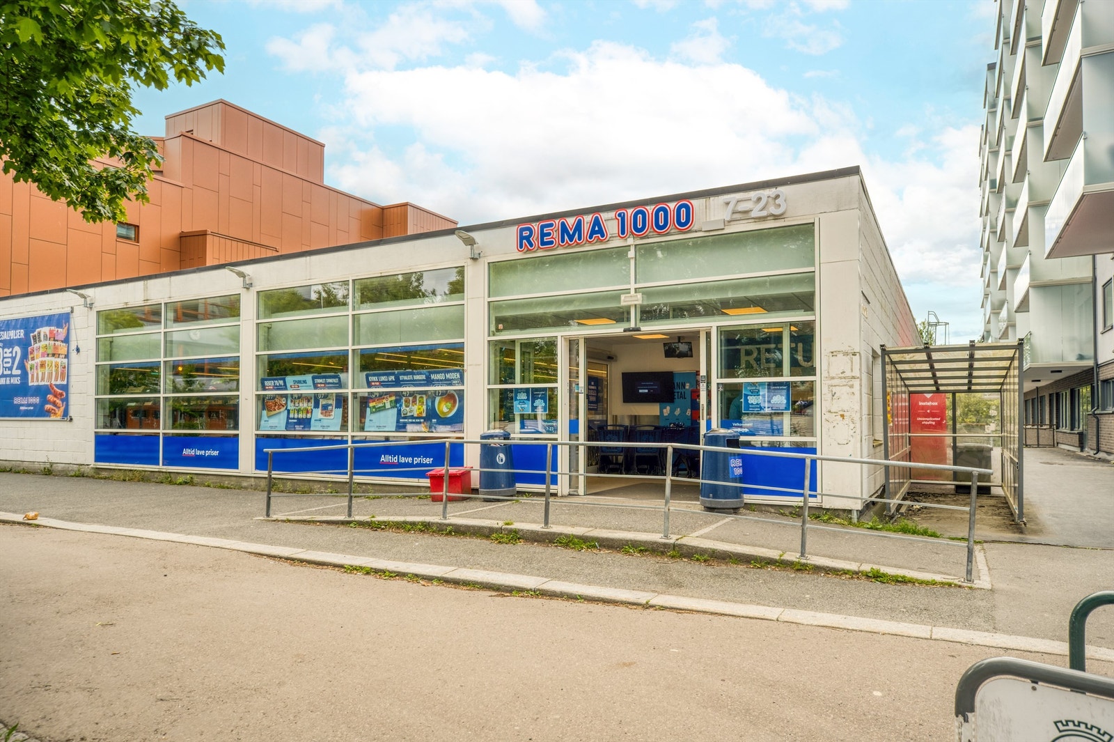 Dagligvarebutikken Rema 1000 ligger kun få minutters gange unna. Galleribilde