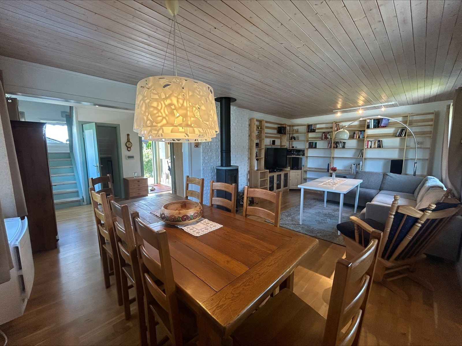 Hyggelig oppholdsrom med store vindusflater og godt naturlig lysinnslipp. Galleribilde