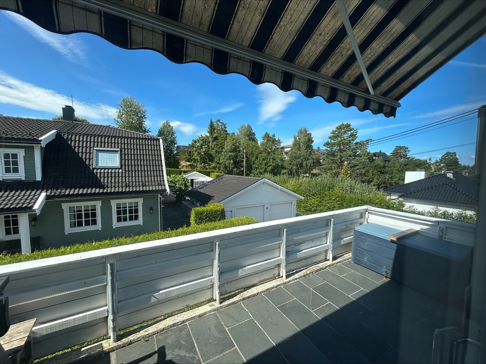 Balkong 2 med direkte tilgang til hagen fra stuen. Galleribilde