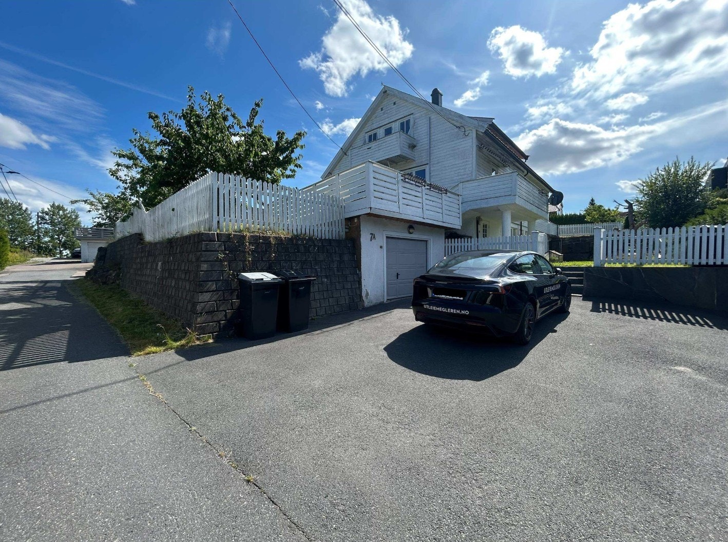 Garasje samt parkering på gårdsplass med plass til to biler. Galleribilde