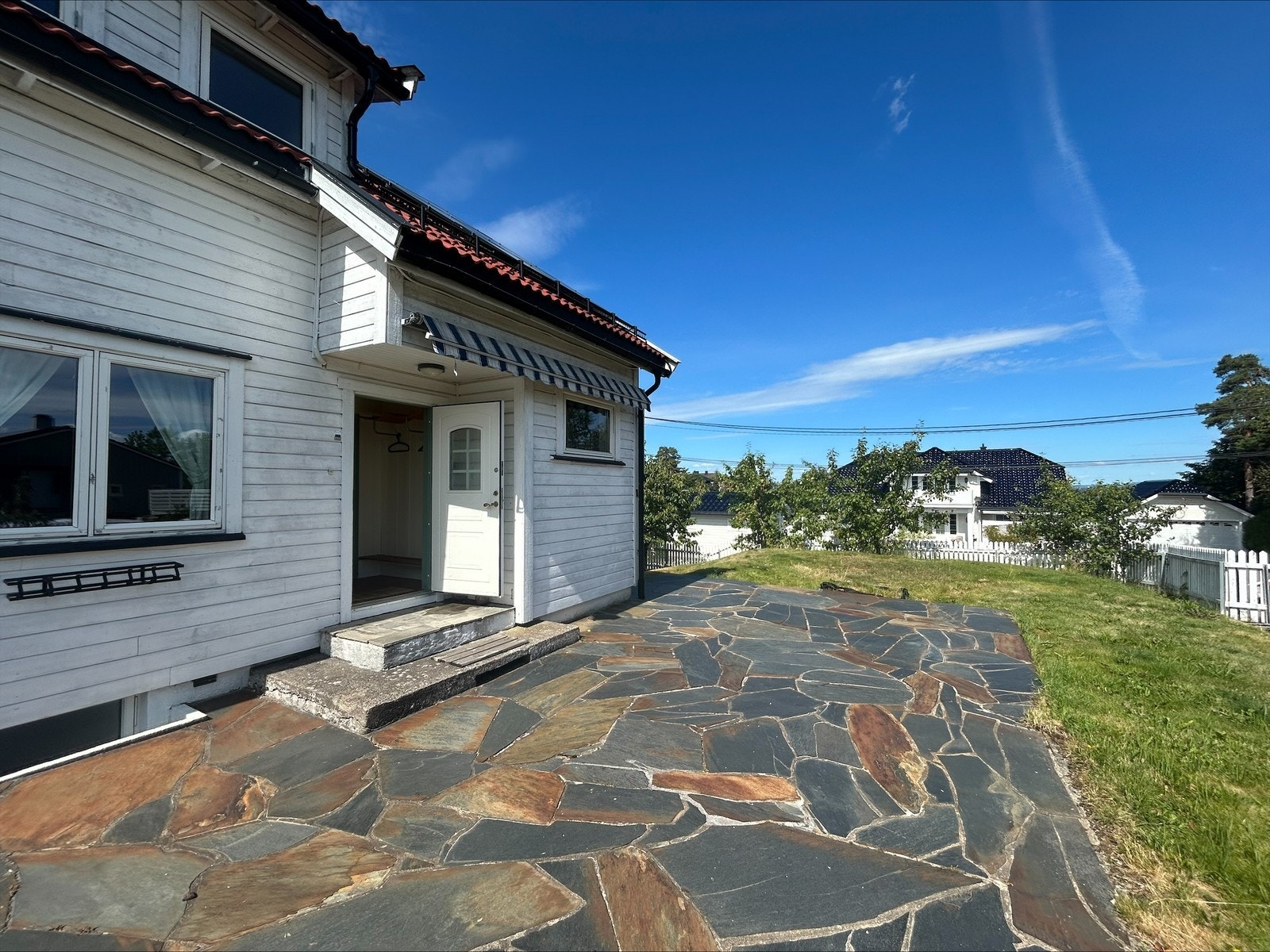 Stor og skjermet hage med gode muligheter for lek og avslapning. Galleribilde