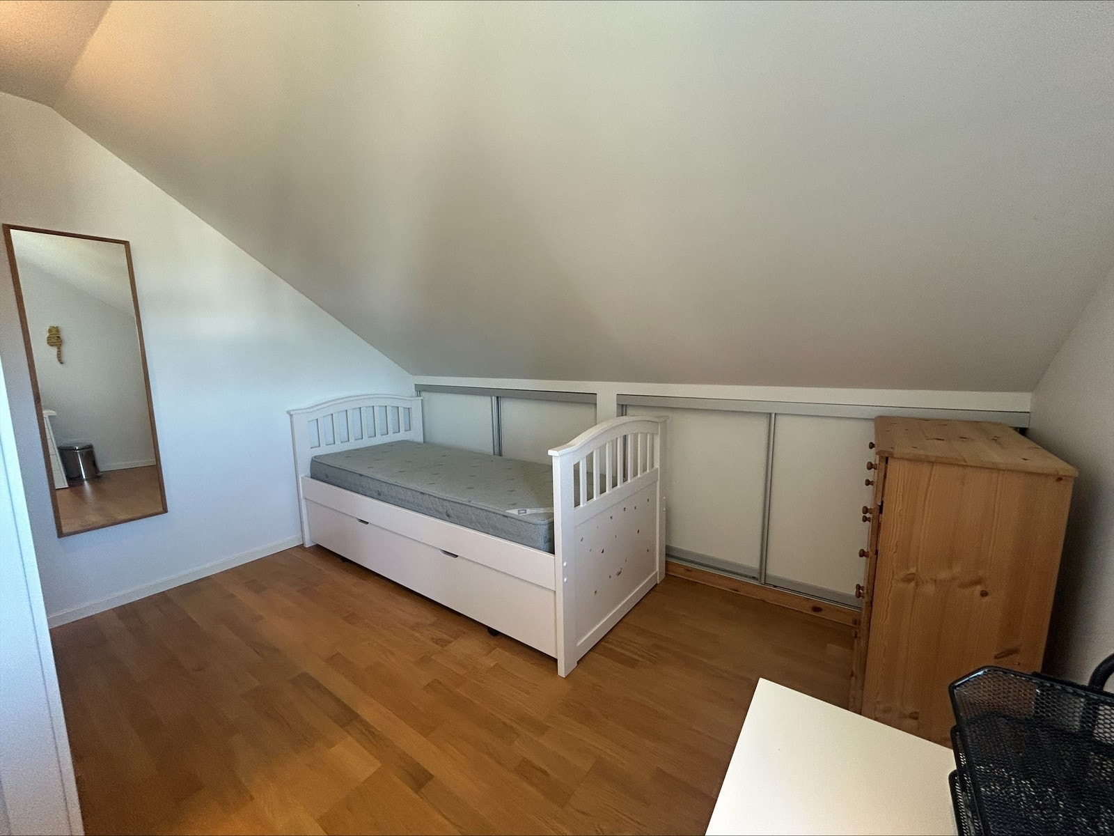 Romslig soverom 2 som passer godt som barnerom, gjesterom eller kontor. Galleribilde