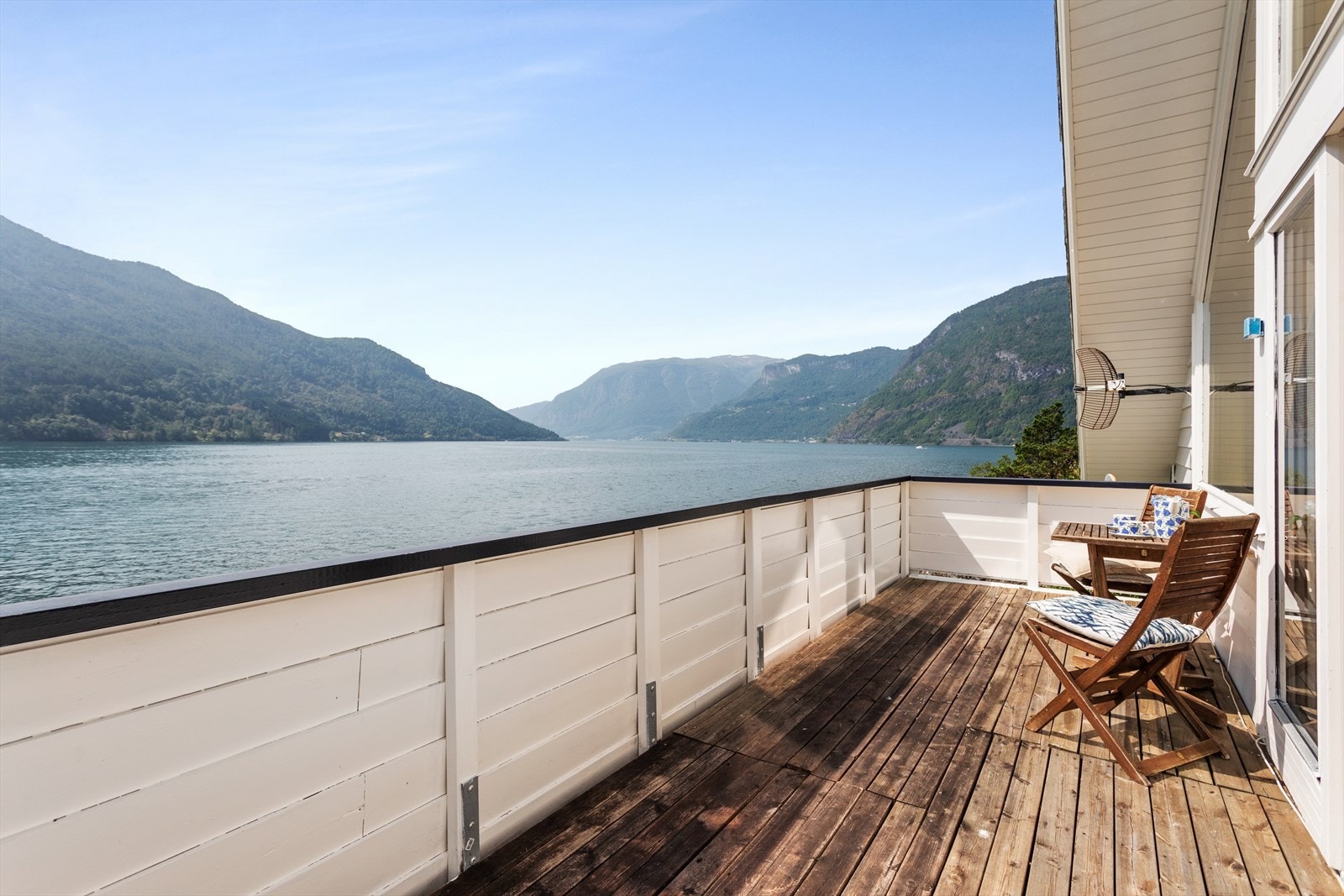 Den solrike balkongen byr på ei heilt unik plassering tett ved fjorden, og panoramautsikt mot fjord og fjell. Galleribilde