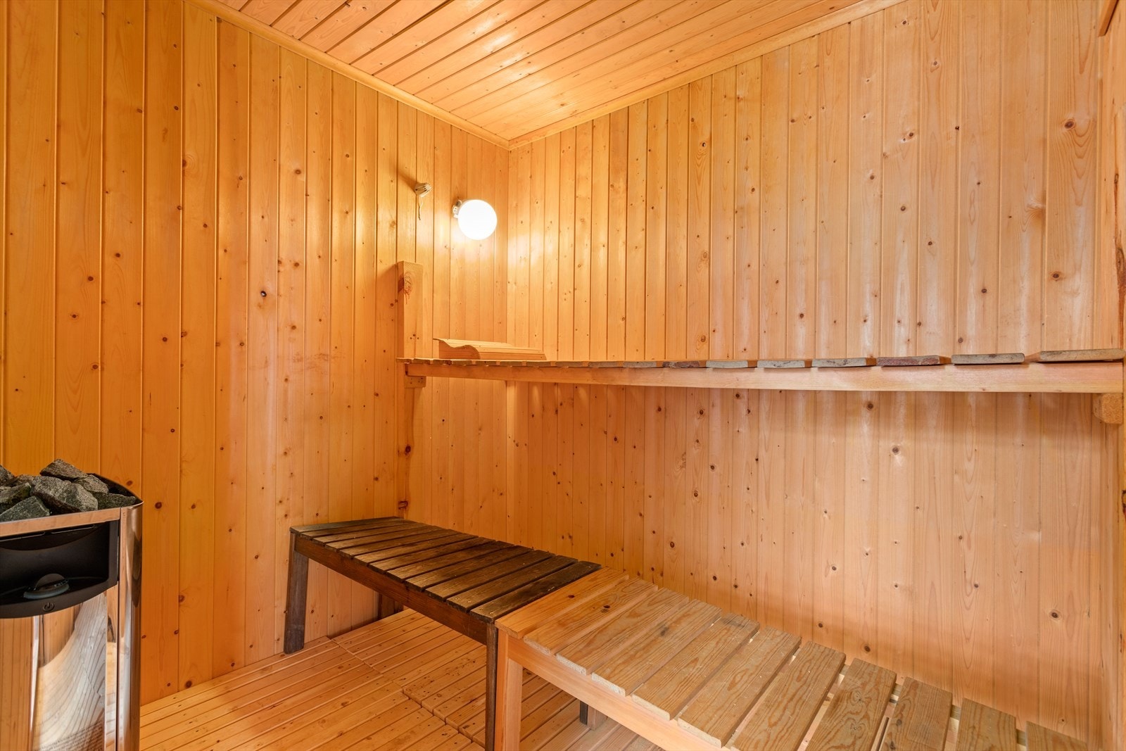 Badstove med sitjebenkar i fleire nivå. Perfekt for avslapping året rundt. Galleribilde