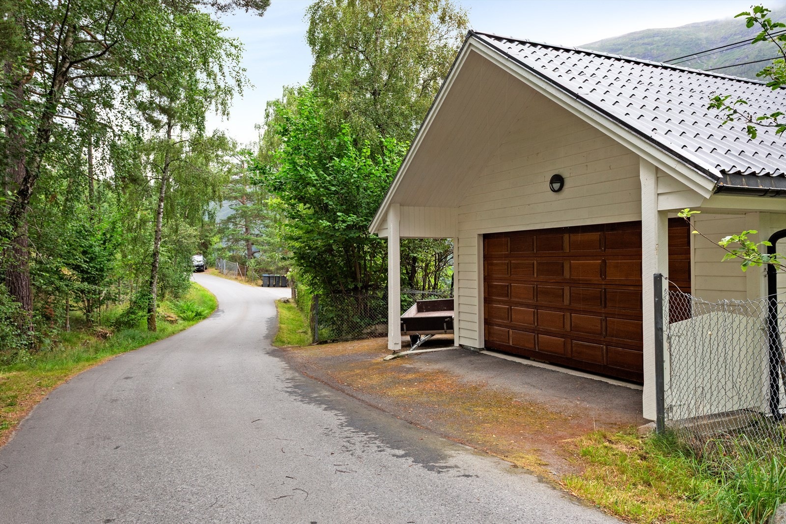 Praktisk og romsleg dobbelgarasje med hems og gode oppbevaringsløysingar, teikna av arkitekt Vidar Lerum. Galleribilde