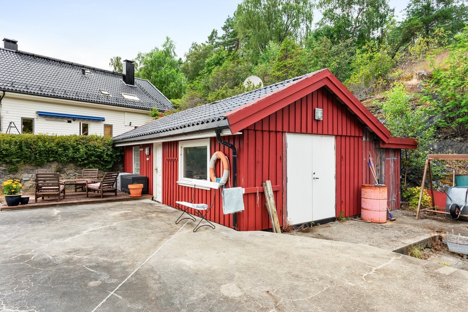 Naustet er oppført i enkel trekonstruksjon og er opplyst å vera isolert. Naustet inneheld både verkstad og badstu. Galleribilde