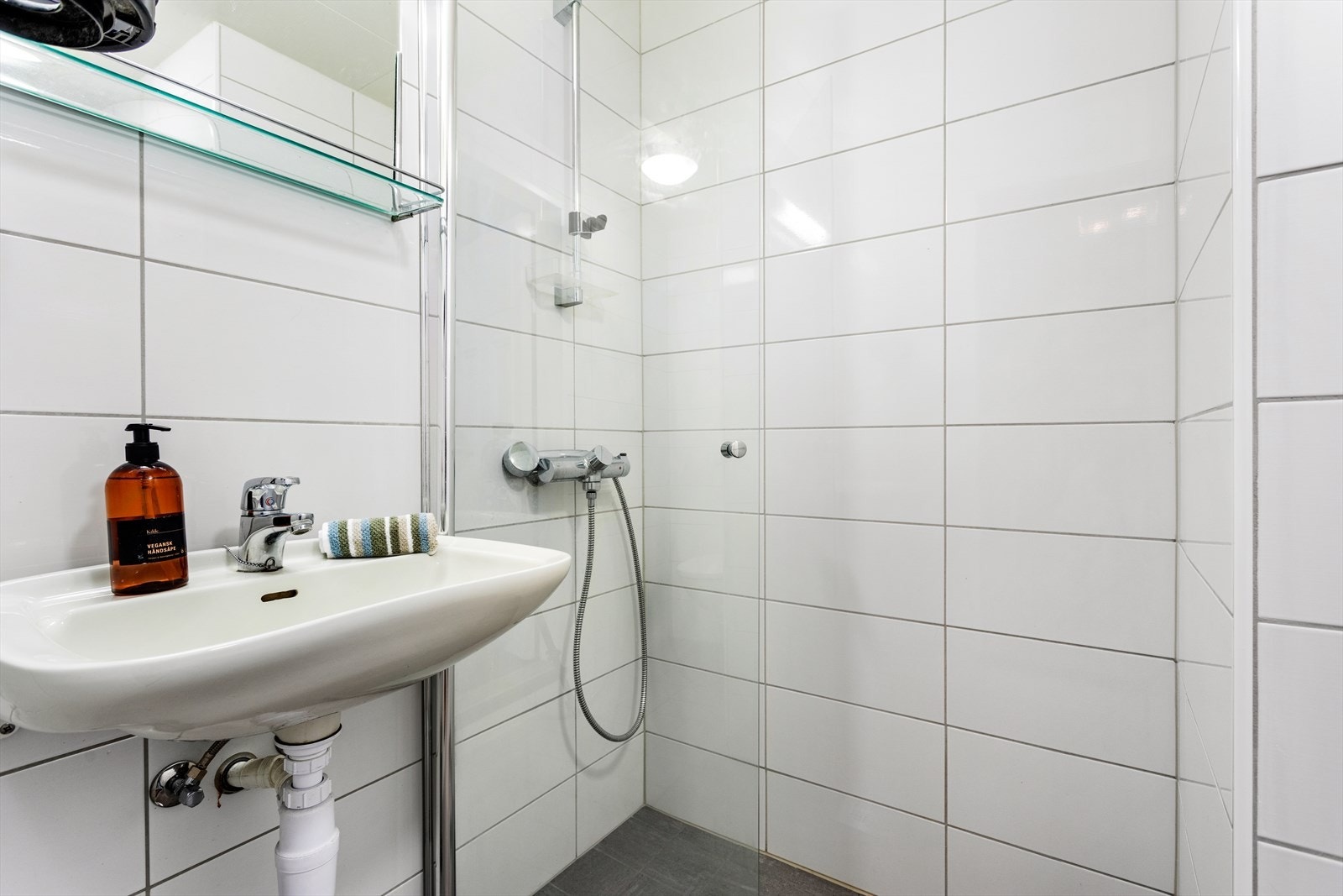 Badet vart oppgradert i 2017 med flislagde veggar og ny baderomsinnreiing i følgje vedlagt tilstandsrapport. Himlinga er utført med MDF-panel. Galleribilde