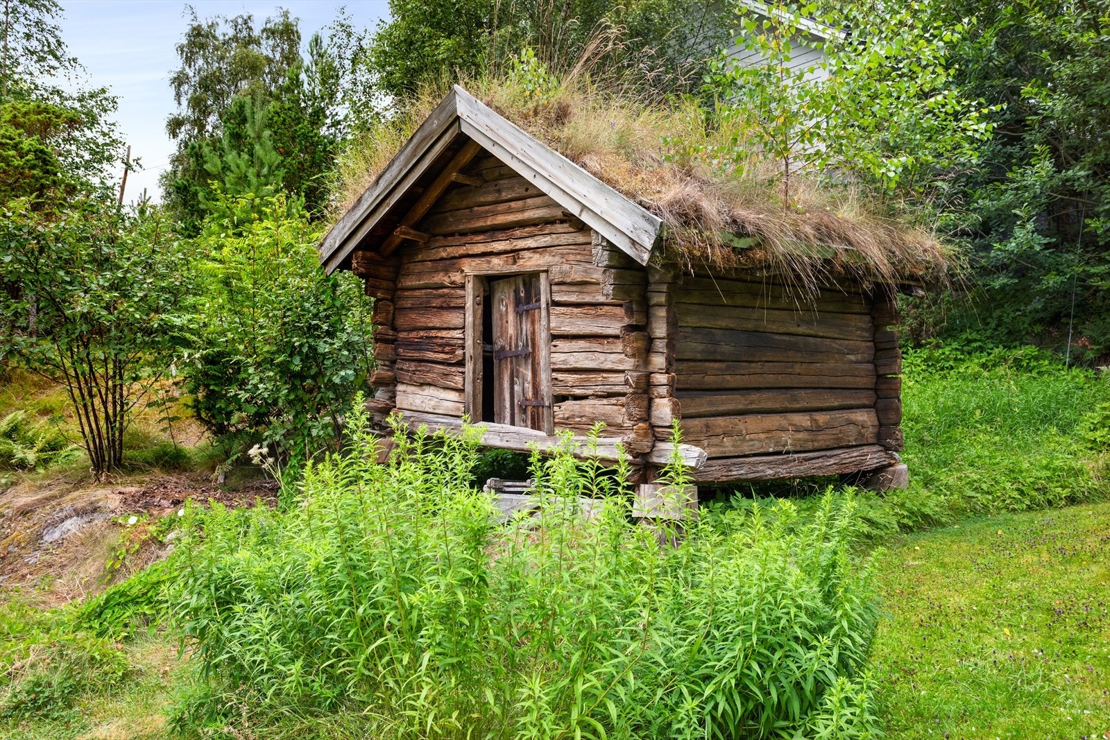 På eigedomen er det også oppført eit eldre stabbur. Galleribilde
