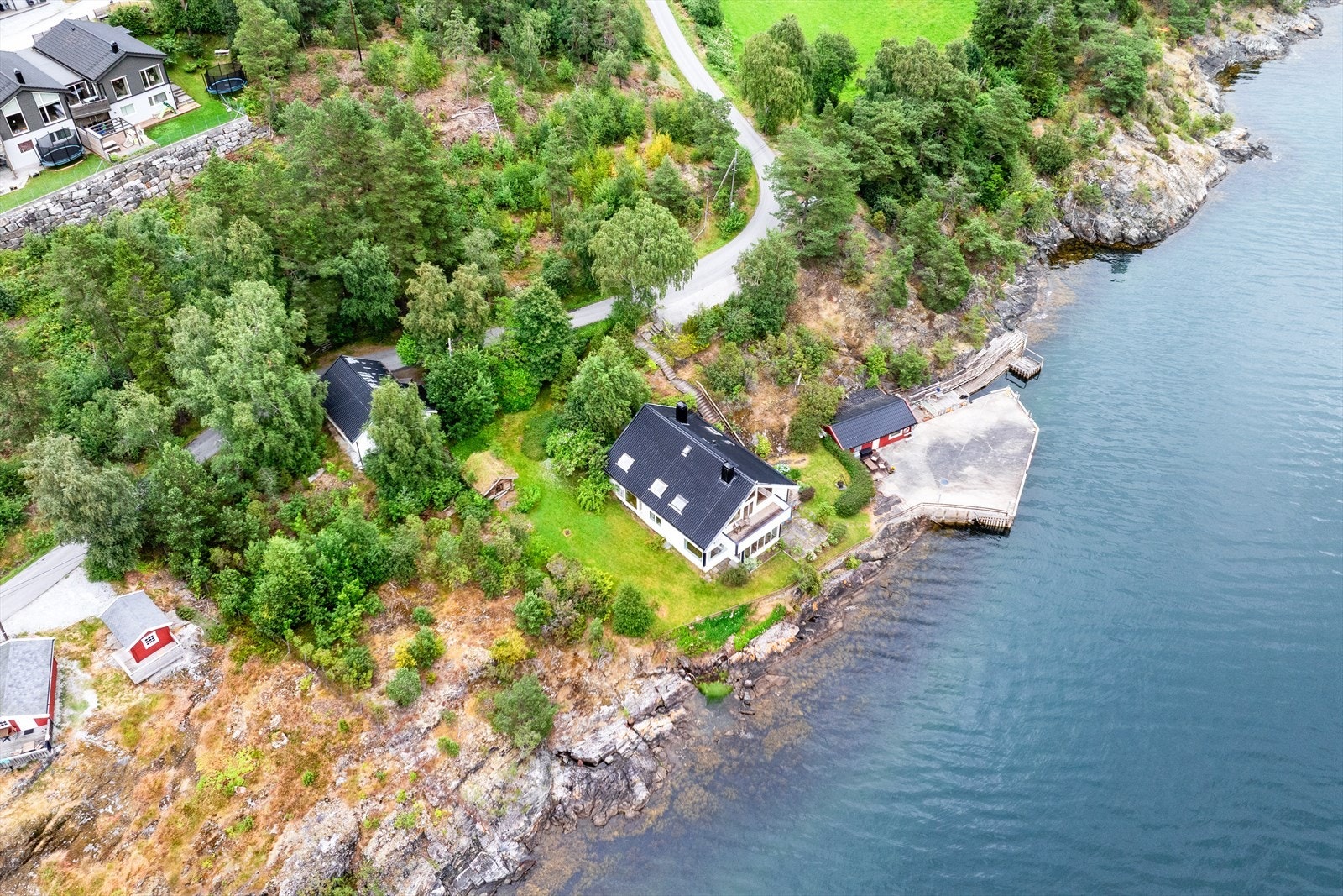 Eigedomen ligg i eit roleg og barnevenleg område, og Kjørnes Barnehage ligg i nærleiken frå eigedomen. Galleribilde