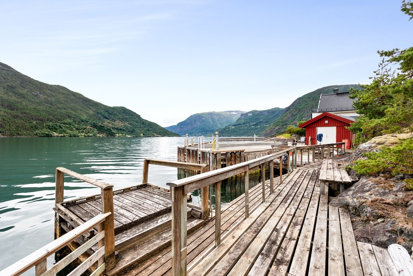 Eigedomen har eiga bryggje med direkte tilkomst til fjorden. Ein sjeldan kvalitet som gir fantastiske moglegheiter for båtliv, bading, fiske og naturopplevingar. Galleribilde