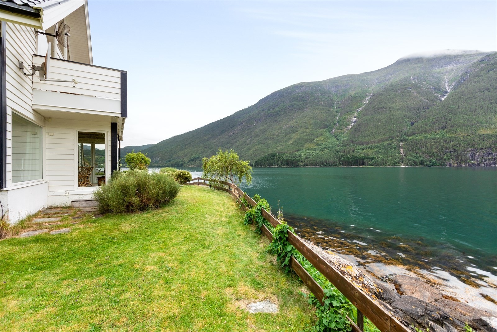 Tomta er hellande ned mot sjøen og gjev svært gode soltilhøve, samt flott utsyn over fjorden og nærområdet. Galleribilde