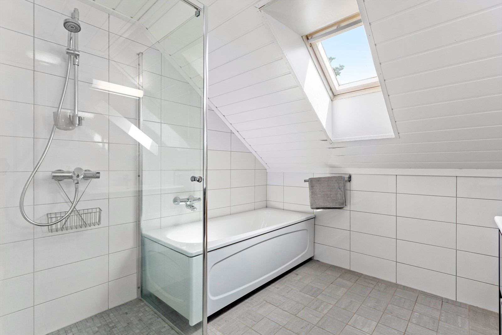 Dette badet vart, ifølgje vedlagt tilstandsrapport, oppgradert i 2017 med flislagde veggar og ny baderomsinnreiing. Himlinga er utført med MDF-panel. Galleribilde