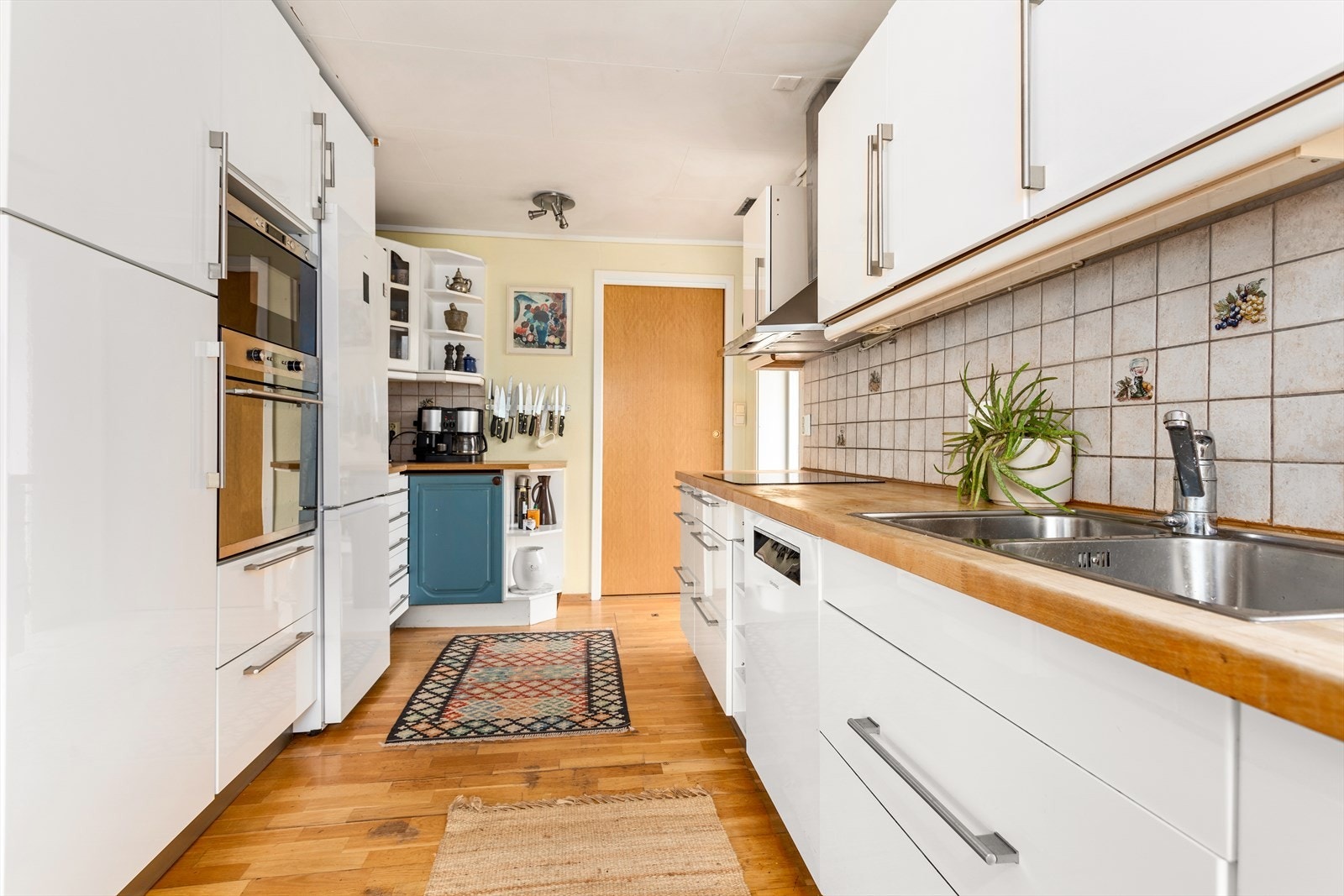 Kjøkkenet har rikeleg med oppbevaringsplass i både over- og underskåp. Det er også direkte utgang til hage. Galleribilde