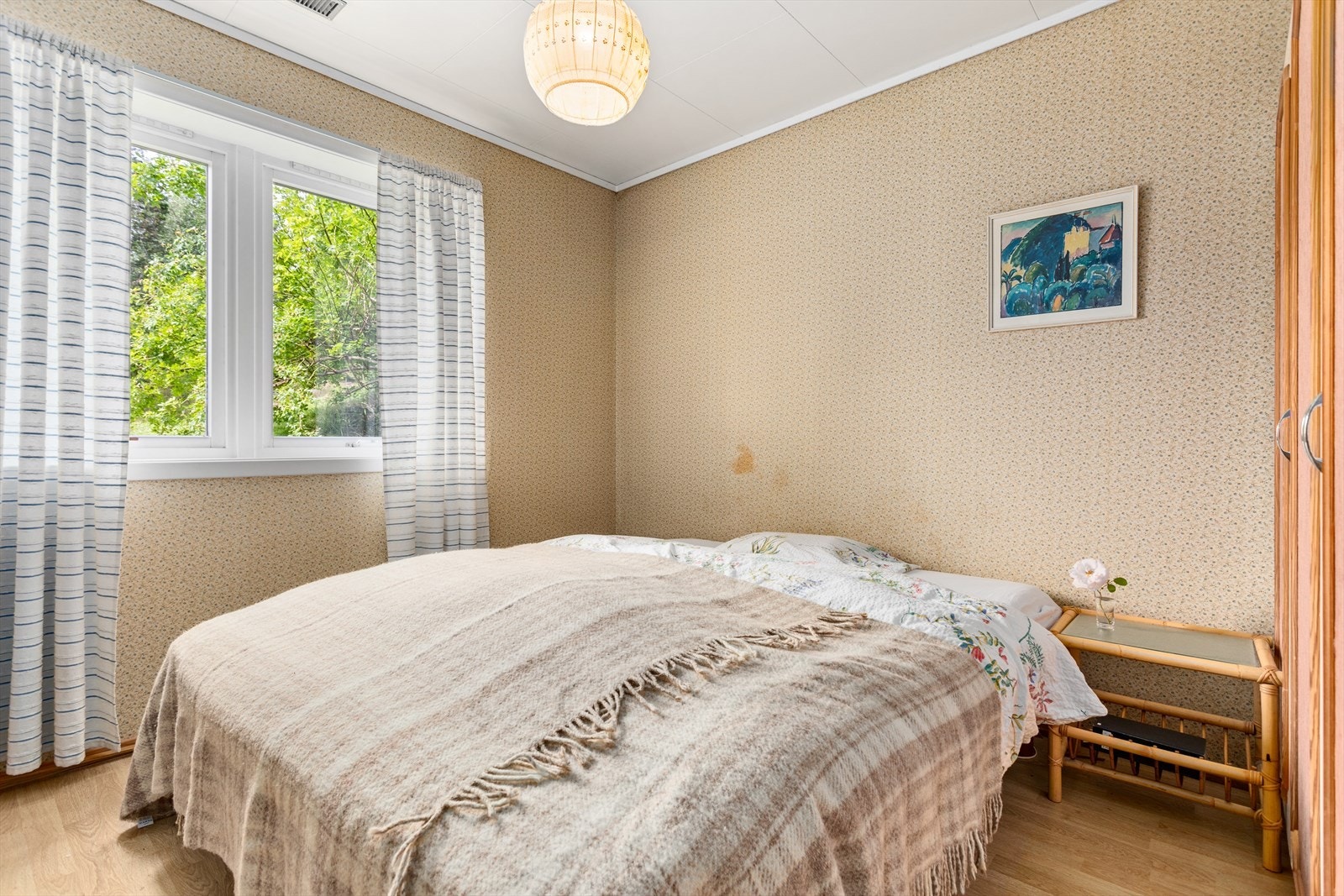 Soverom med plass til dobbeltseng og garderobeskåp. Galleribilde