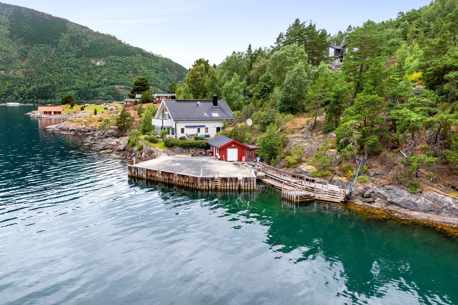 Idyllisk eigedom med særs attraktiv og solrik sjøtomt heilt nede ved Eidsfjorden på Kjørnes. Direkte tilkomst til sjøen og eiga strandlinje. Galleribilde