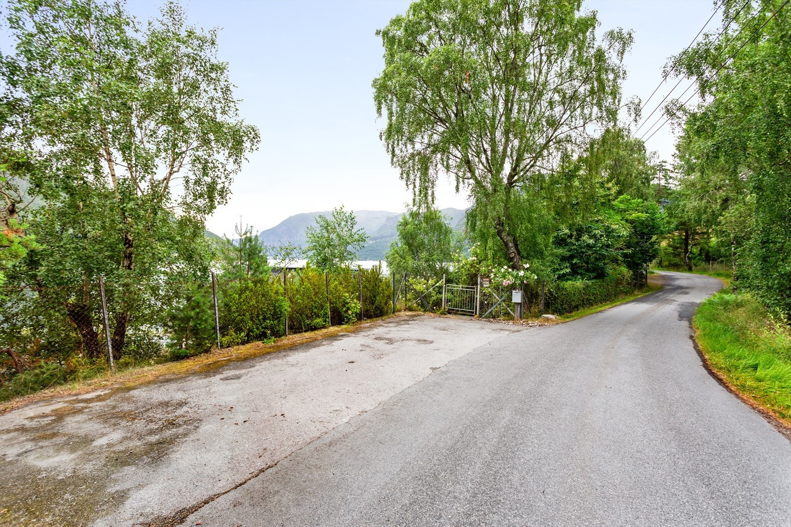 Det er rikeleg med parkeringsplass til både familie og gjester. I tillegg til dobbelgarasjen er det god plass til fleire bilar ved tilkomsten til eigedomen. Galleribilde
