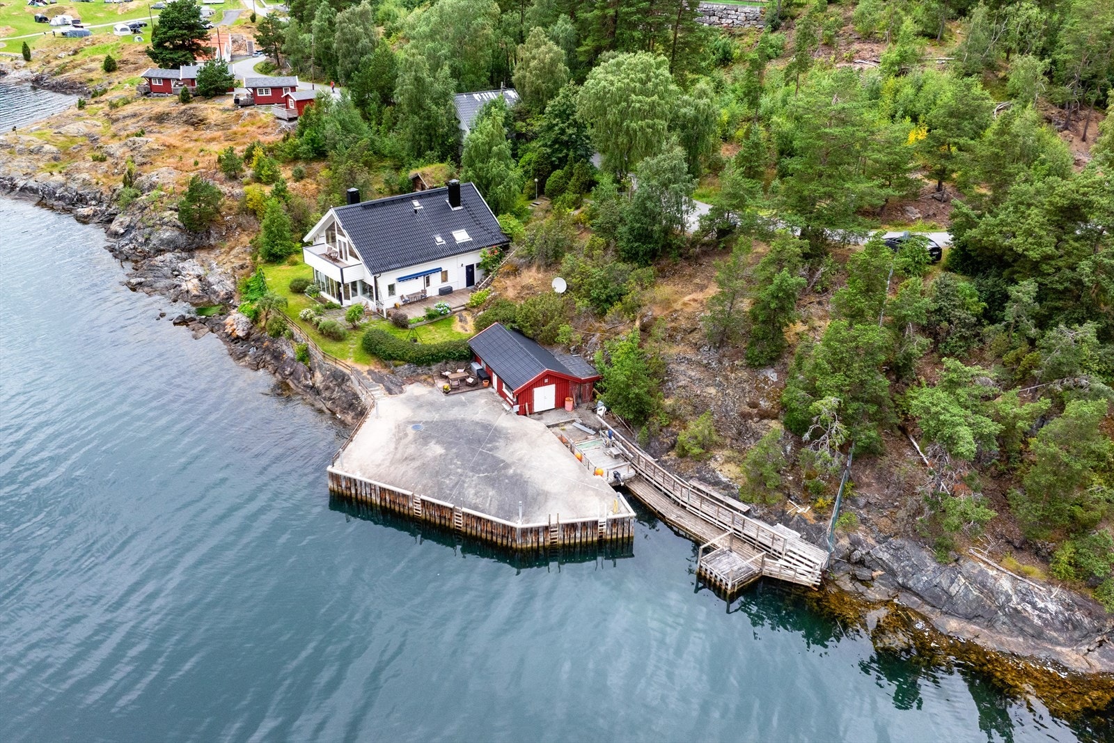 På eigedomen er det oppført romsleg bustadhus, naust og garasje. I hagen er det også eit eldre stabbur. Galleribilde