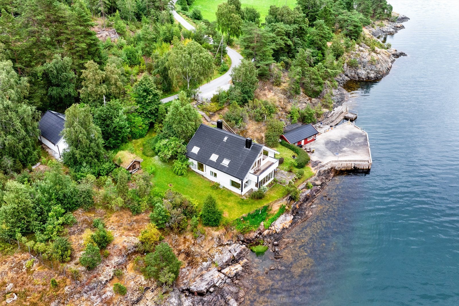 Samstundes er det kort veg til flott natur med populære turstiar og fine badestrender i nærleiken. Galleribilde