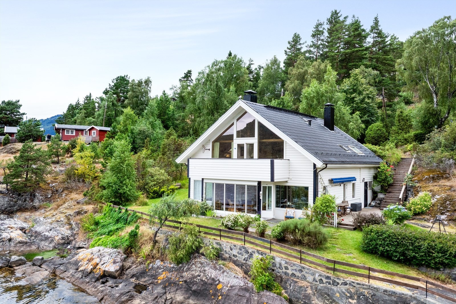 Ei idyllisk plassering heilt ved fjorden, skjerma frå innsyn og omgitt av vakker natur, gjer dette til ein eigedom der ein verkeleg kan nyte ro, utsikt og nærleiken til sjøen. Galleribilde