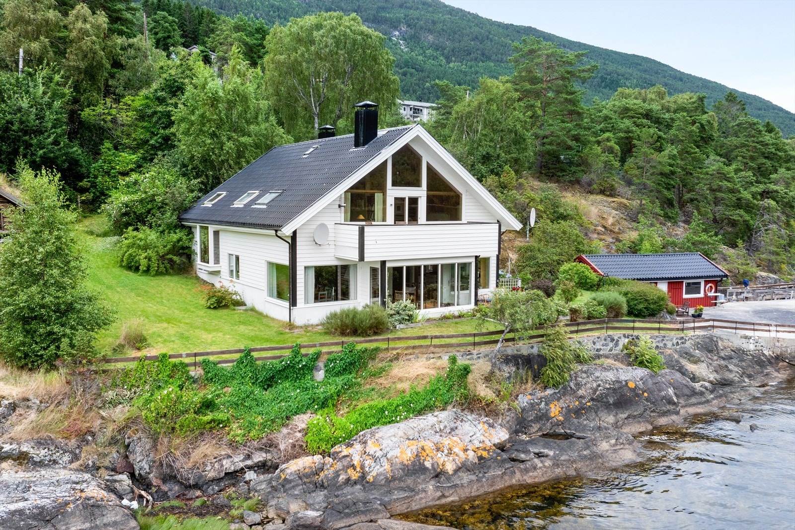 Bustaden på eigedomen var opprinnleg ei hytte som vart oppført på 60-talet. Denne hytta vart seinare ombygd og utvida til dagens bygning kring 1983. Galleribilde