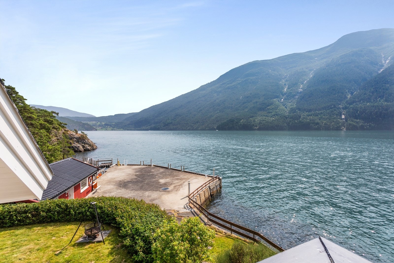Utsyn frå balkongen retning Eidsfjorden. Galleribilde