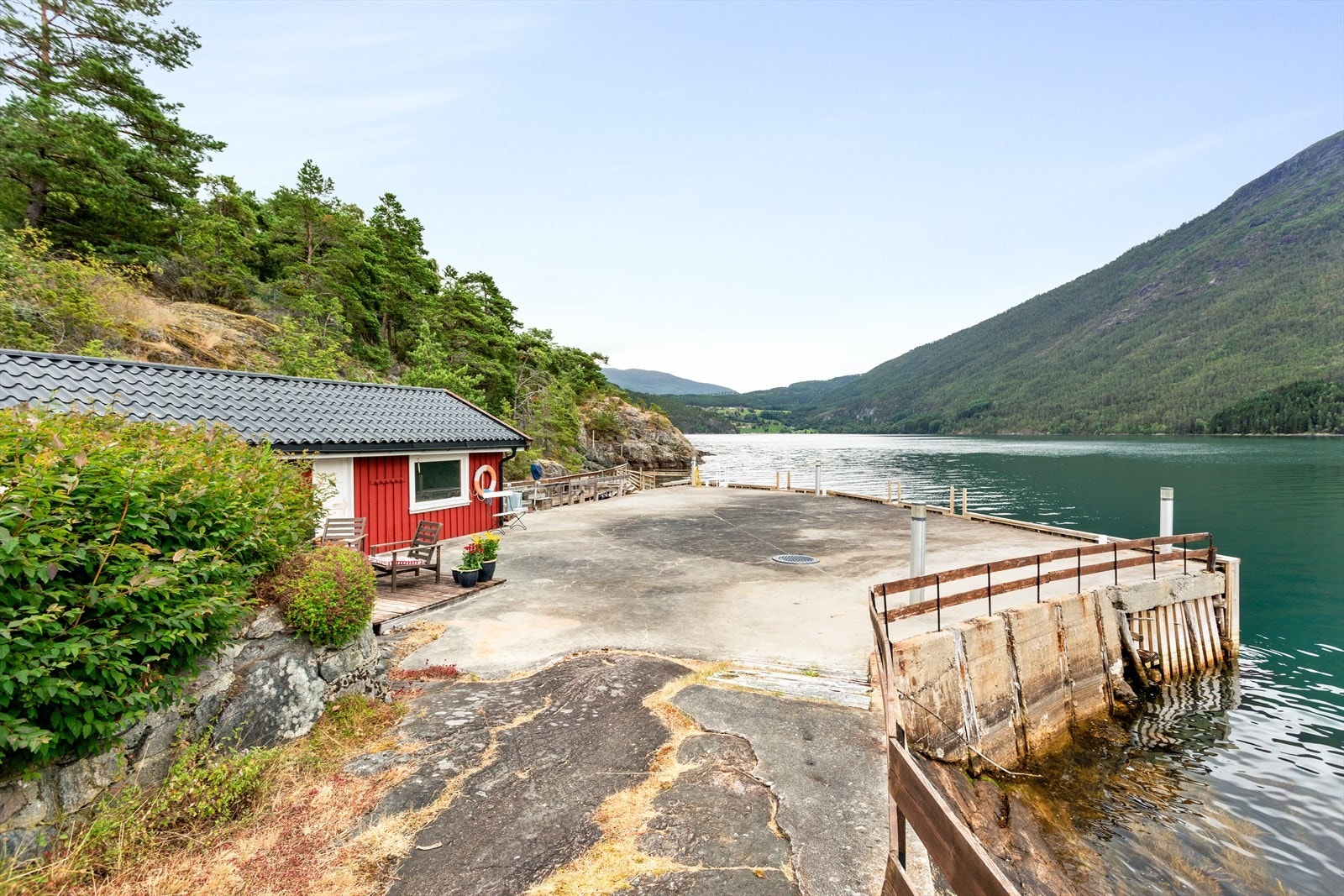 Nedanfor bustaden ligg ei romsleg brygge med direkte tilkomst til sjøen. Galleribilde