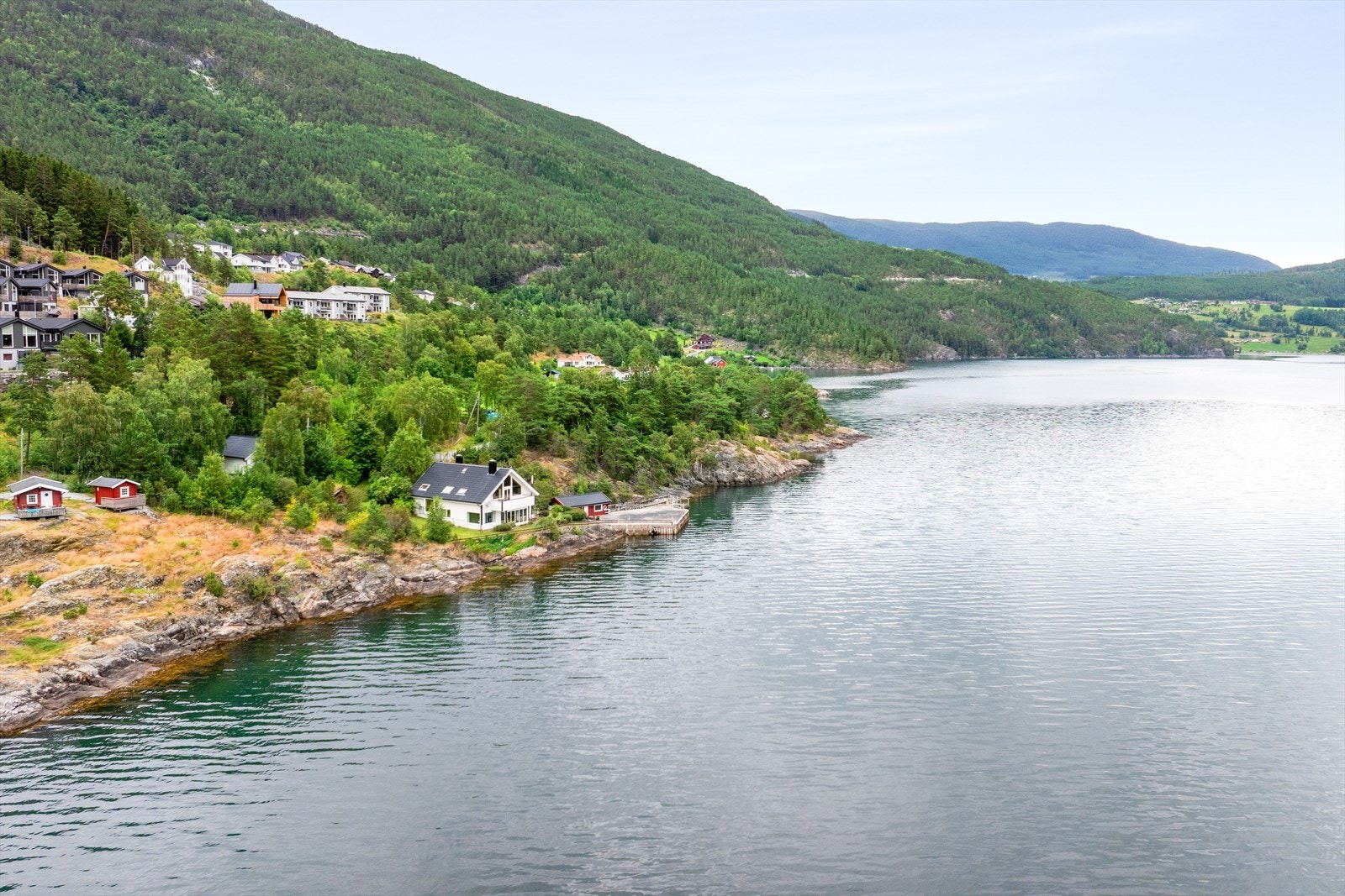 Regionen byr også på rike naturopplevingar med kort avstand til fjell og fjord der ein har høve til utfart heile året. Galleribilde