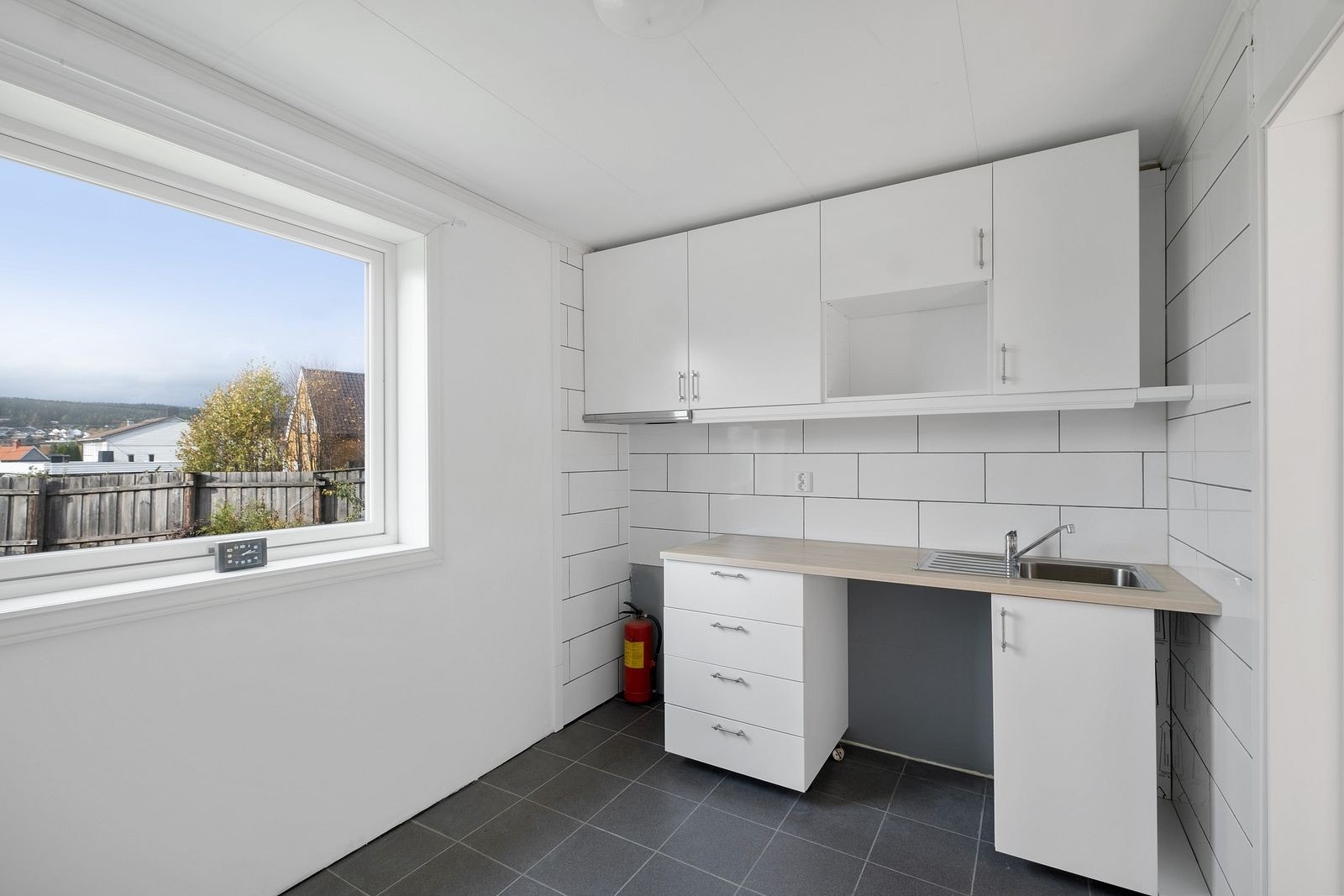 Kjøkken med plass til hvitevarer Galleribilde