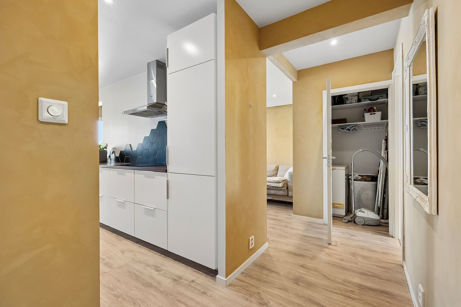 Leiligheten har en innbydende entré med god plass til oppbevaring av yttertøy og sko. Galleribilde