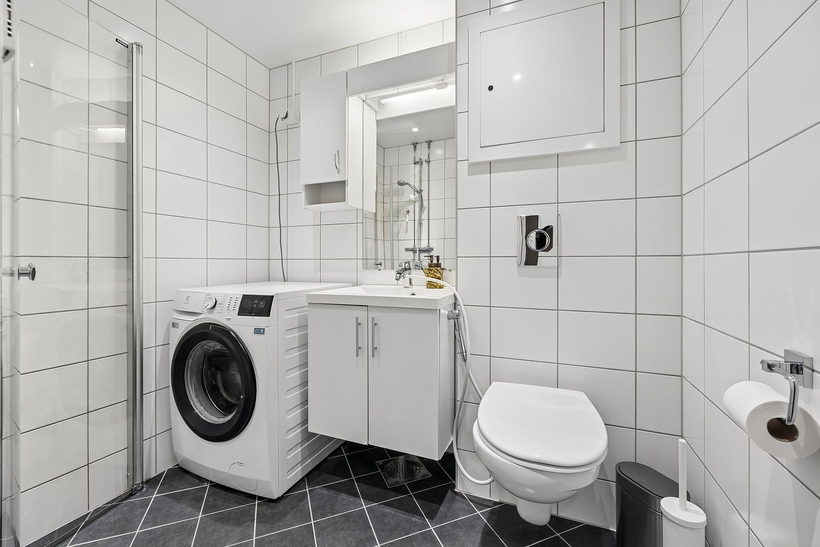 Badet ble oppgradert i regi av borettslaget i 2014 og har flislagte overflater og downlights Galleribilde