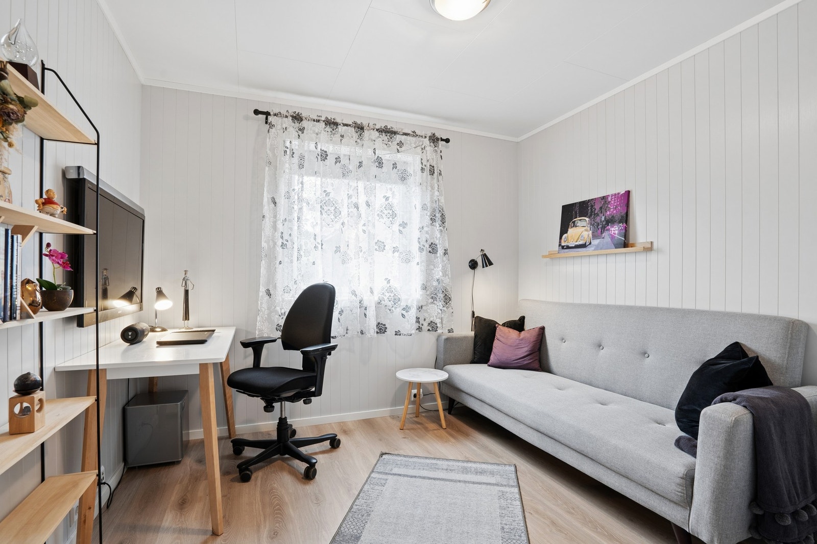 Fleksibelt rom som i dag benyttes som TV-stue, egner seg også godt som kontor. Galleribilde