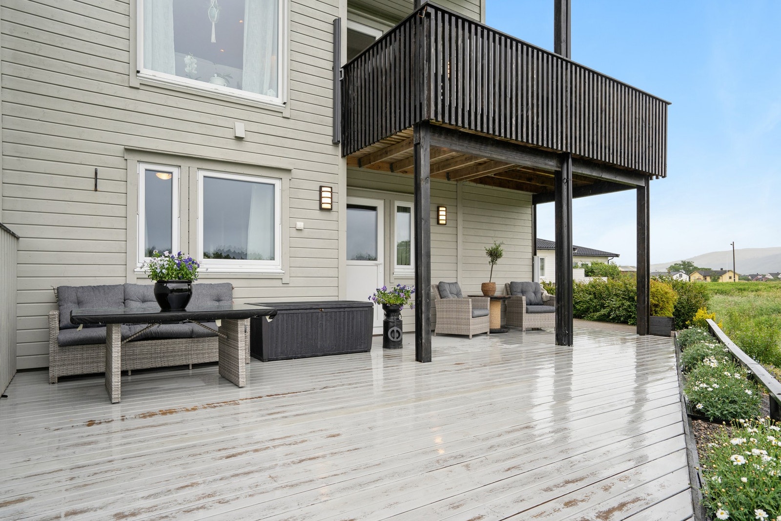 Eiendommen byr på fine uteområder med markterrasse og veranda med utgang fra stue/kjøkken. Galleribilde