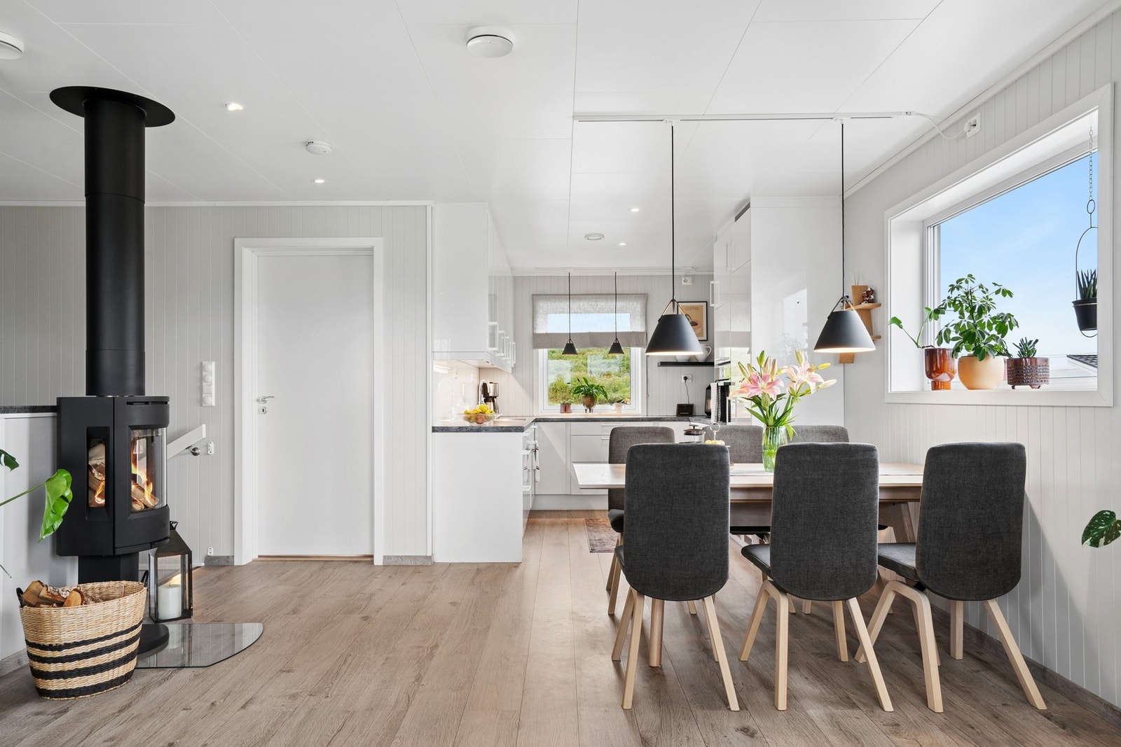 Spiseplassen er en naturlig del av den åpne løsningen mot kjøkken og stue. Galleribilde