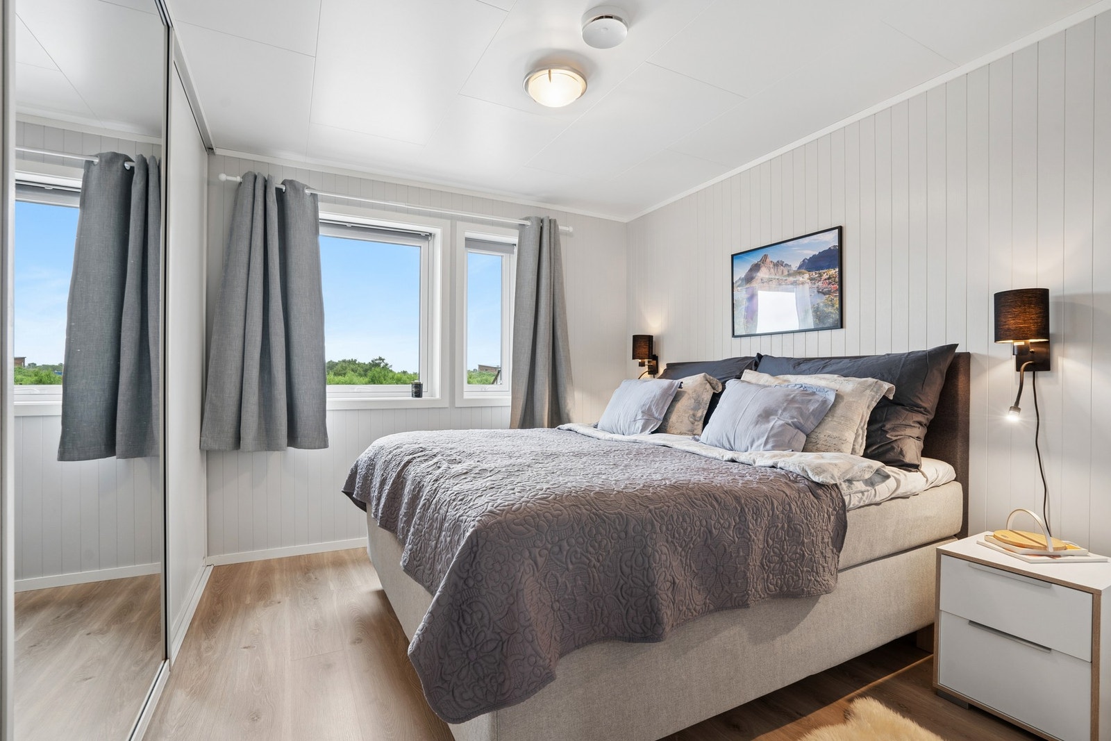 Hovedsoverom med god plass til dobbeltseng og tilhørende nattbord. Det er romslig skyvedørsgarderobe på soverommet. Galleribilde