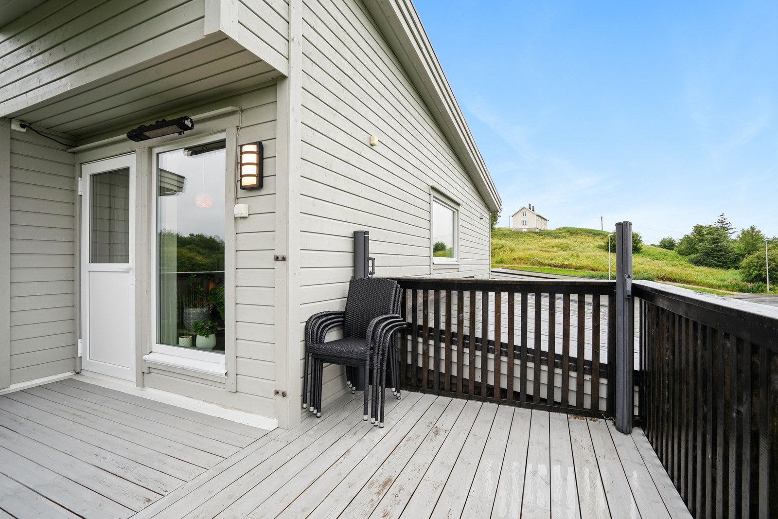 Verandaen med utgang fra stue/kjøkken. Galleribilde