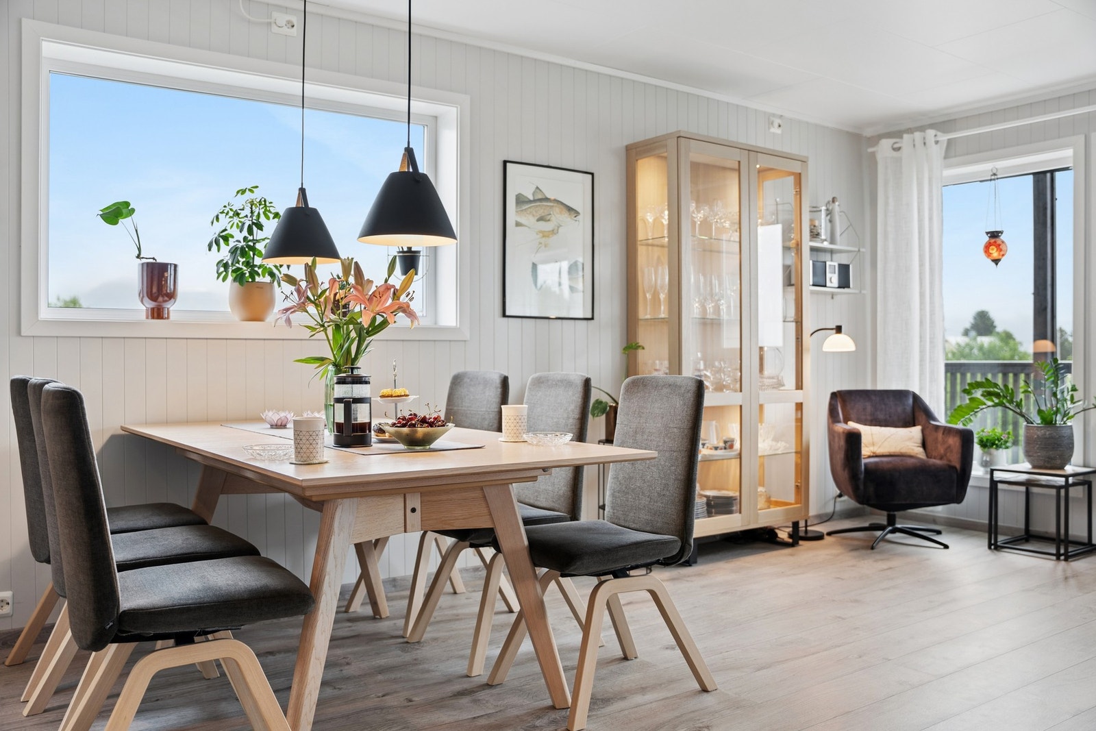 Store vindusflater gir godt med naturlig lys og utsikt over nærområdet. Galleribilde