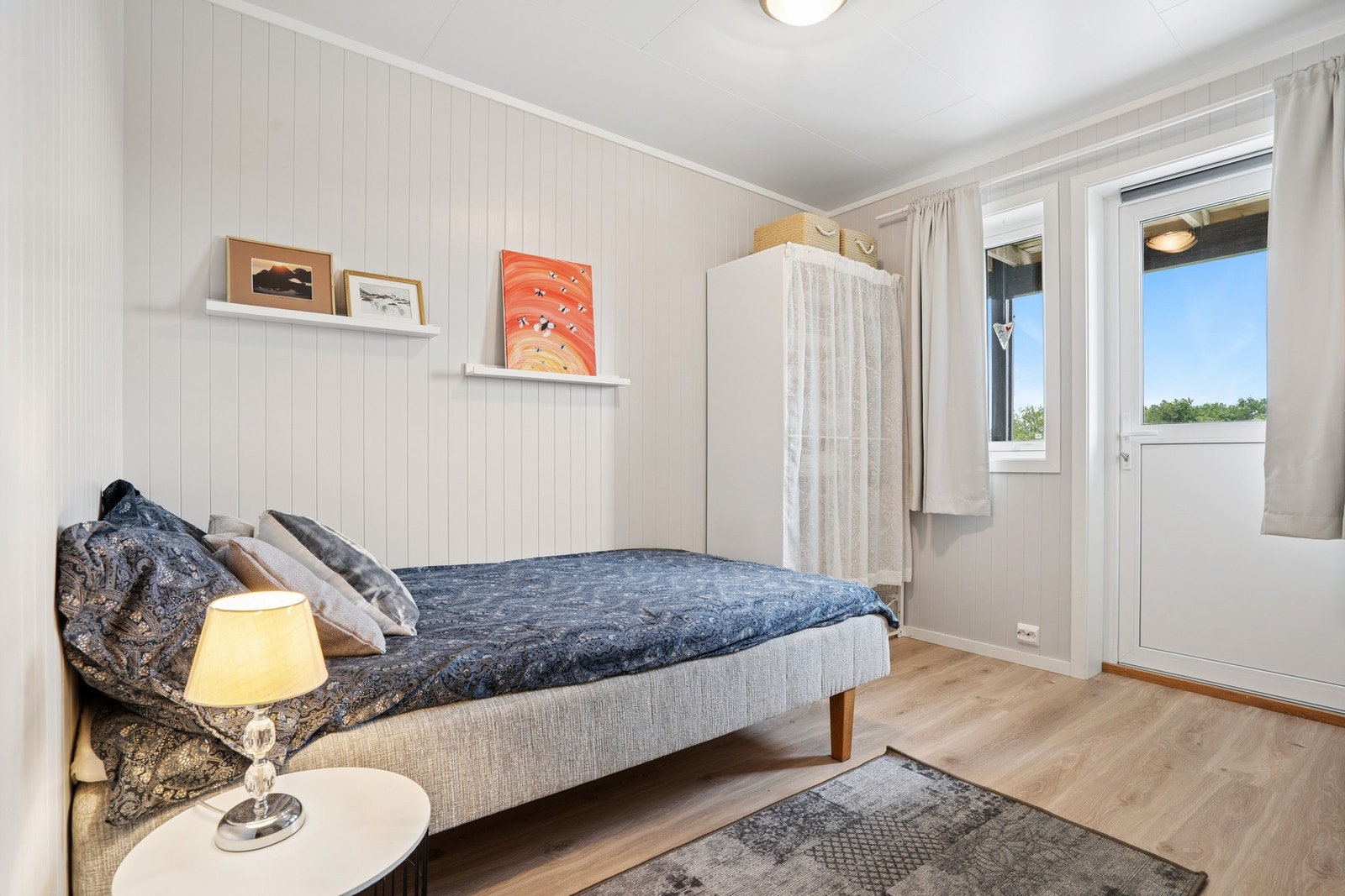 Ett av soverommene har direkte utgang til en dels overbygd markterrasse. Galleribilde