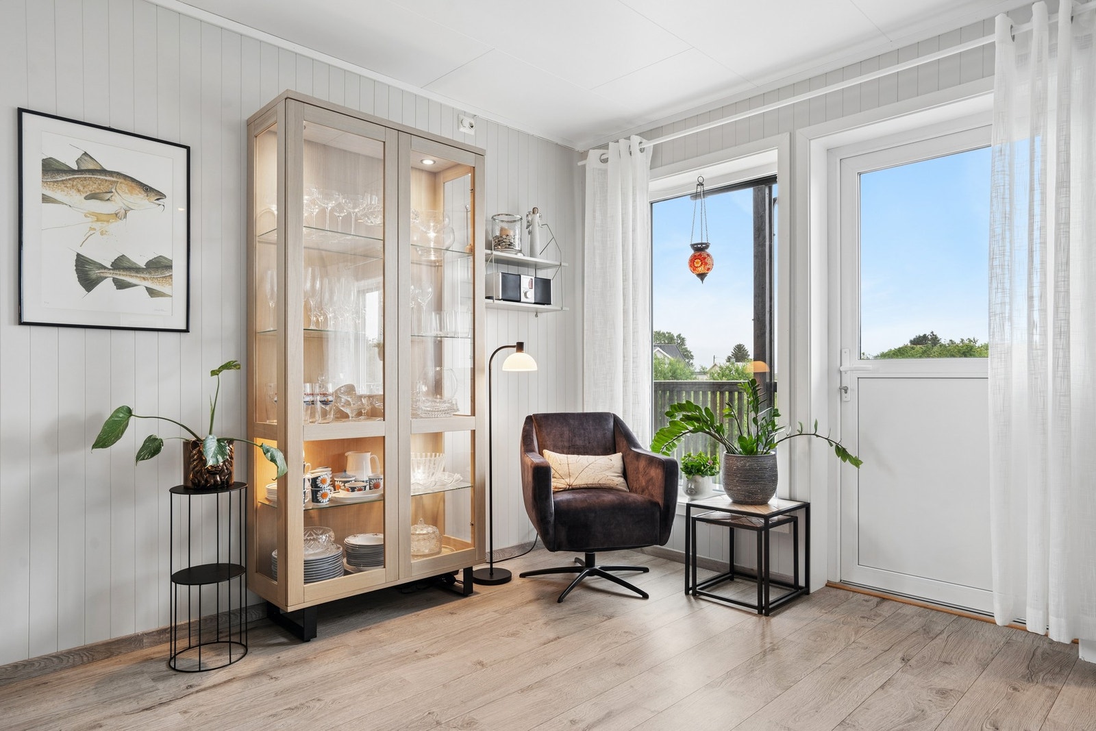 Fra stuen er det direkte utgang til en romslig, delvis overbygd veranda. Galleribilde