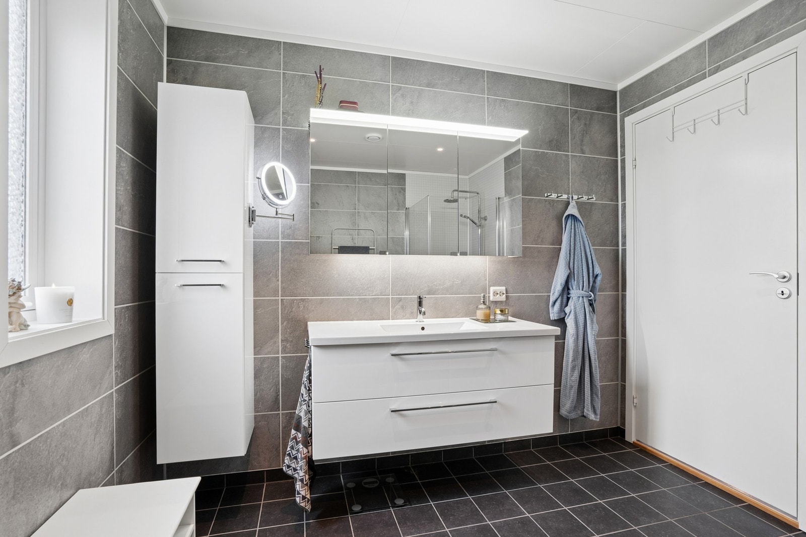 Bad med moderne baderomsinnredning, vegghengt toalett. Galleribilde