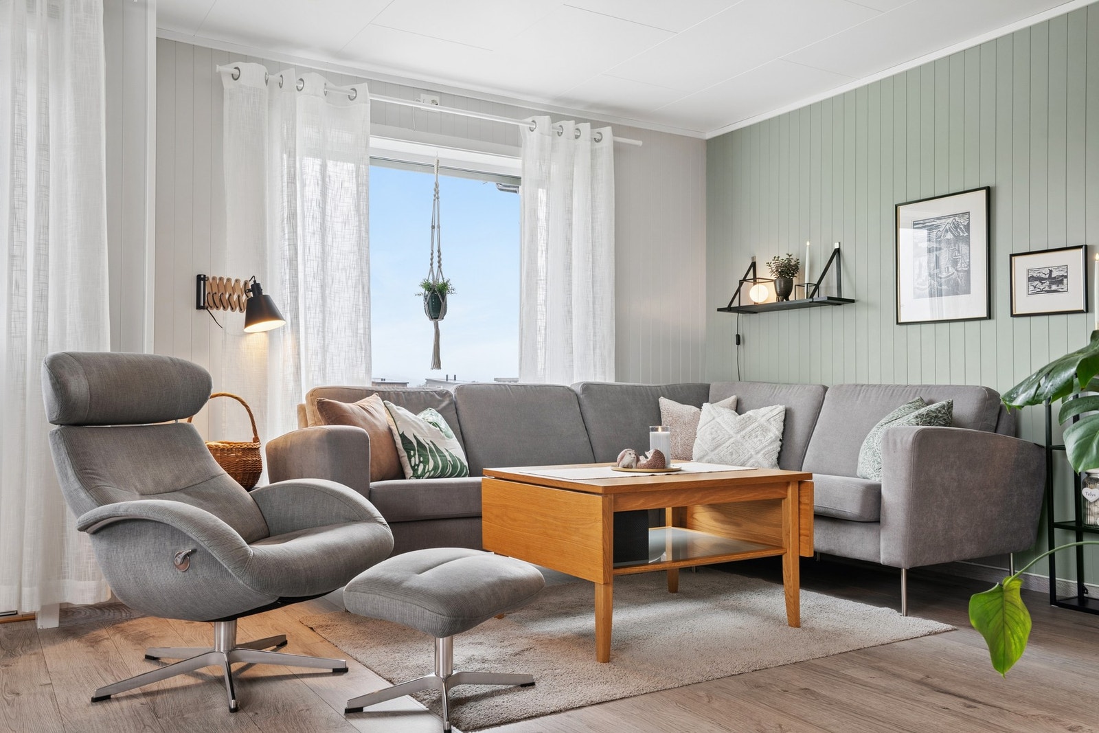 Velkommen inn i boligen sitt hjerterom - lune fargevalg og store vinduer sørger for en behagelig atmosfære. Galleribilde