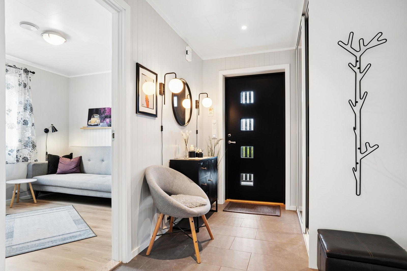 Fra entréen er det adkomst til soverommene og badet i første etasje. Galleribilde