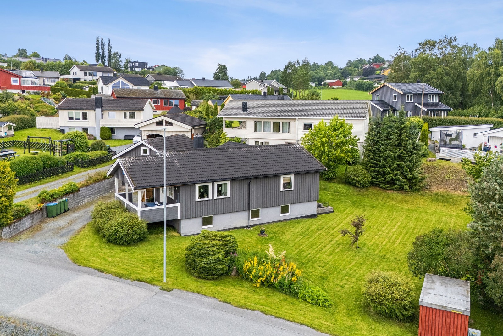 Boligen nyter godt av en tomt på over 900 m2 beliggende i et ettertraktet boområde på Nesset. Galleribilde