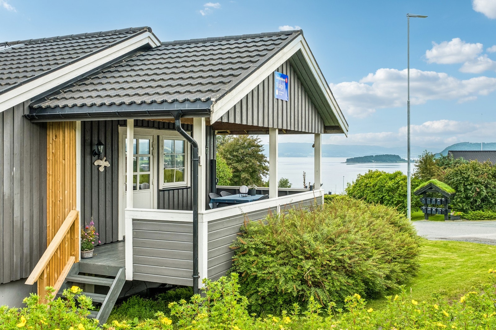 Takoverbygget veranda med enkel adkomst til hage. Galleribilde
