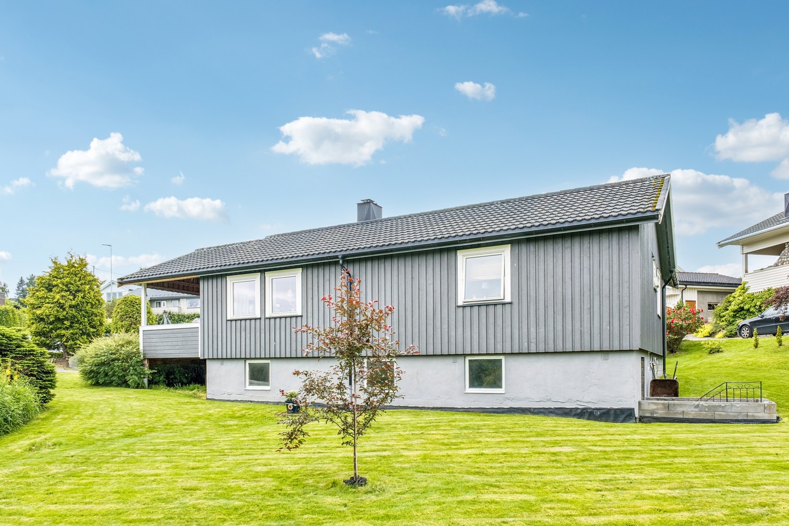 Hagen er pent opparbeidet med stor plen og hekk. Galleribilde
