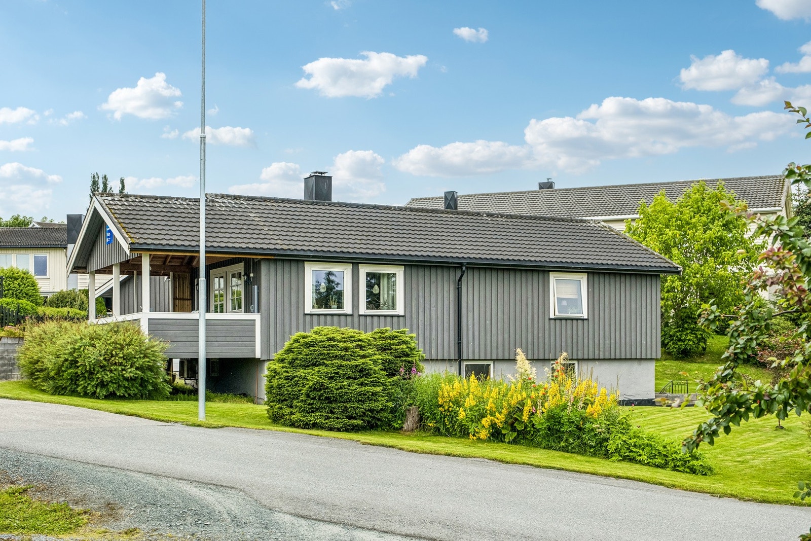 Fra boligen har man kort avstand til barnehage, barneskole og fritidsanlegg. Galleribilde