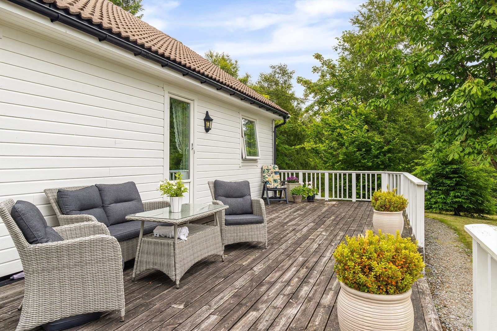 Eneboligen har en stor og flott terrasse hvor man kan samle venner og familie. Galleribilde